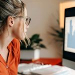 Femme devant un ordinateur