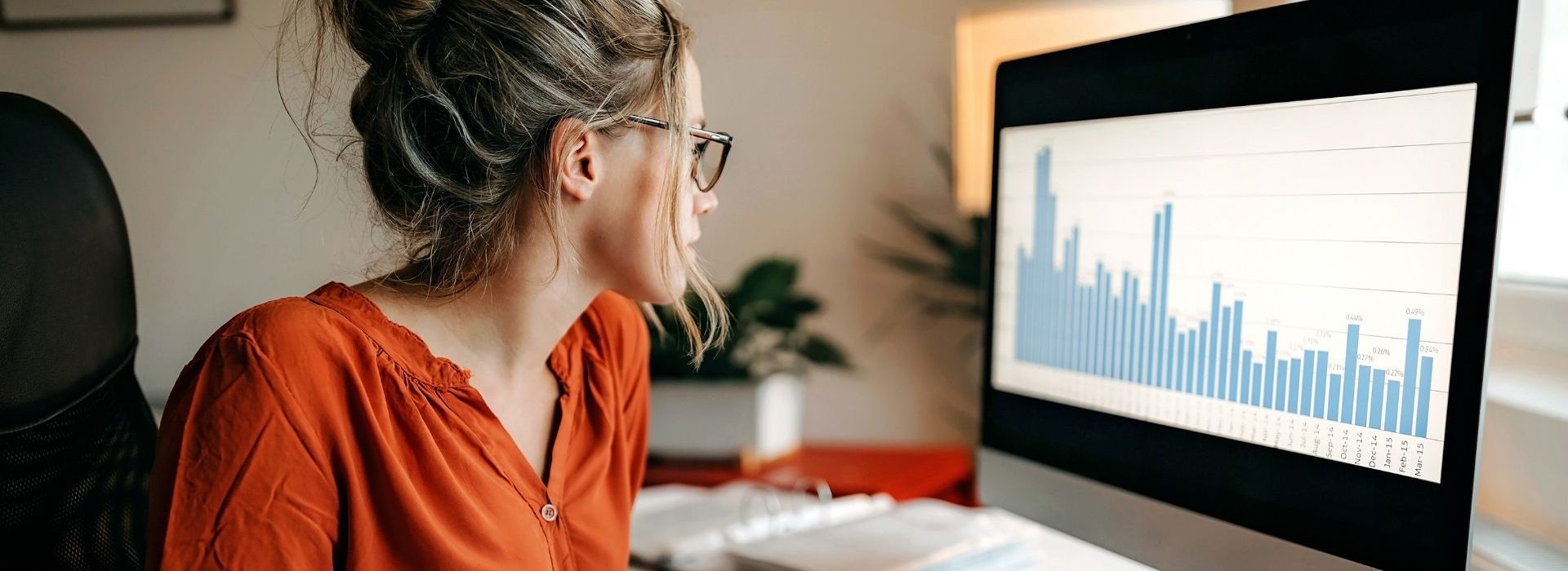 Ce n’est pas toujours facile de s’y retrouver parmi tous les indicateurs de suivi des performances mail. On fait le point sur tous les indicateurs et ce qu’ils désignent pour vous éclairer. Femme devant un ordinateur