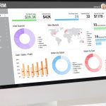 Jeune employé de bureau utilisant un CRM sur son ordinateur