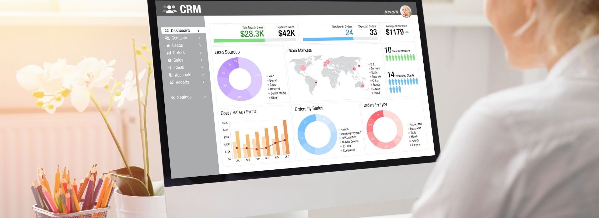 La digitalisation de la vente rend inévitable l’utilisation d’outils commerciaux numériques. On fait le point sur les incontournables Jeune employé de bureau utilisant un CRM sur son ordinateur