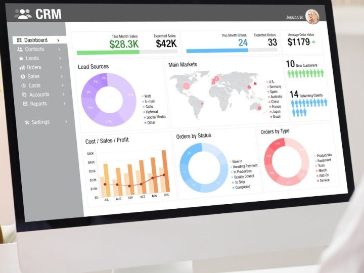 Jeune employé de bureau utilisant un CRM sur son ordinateur