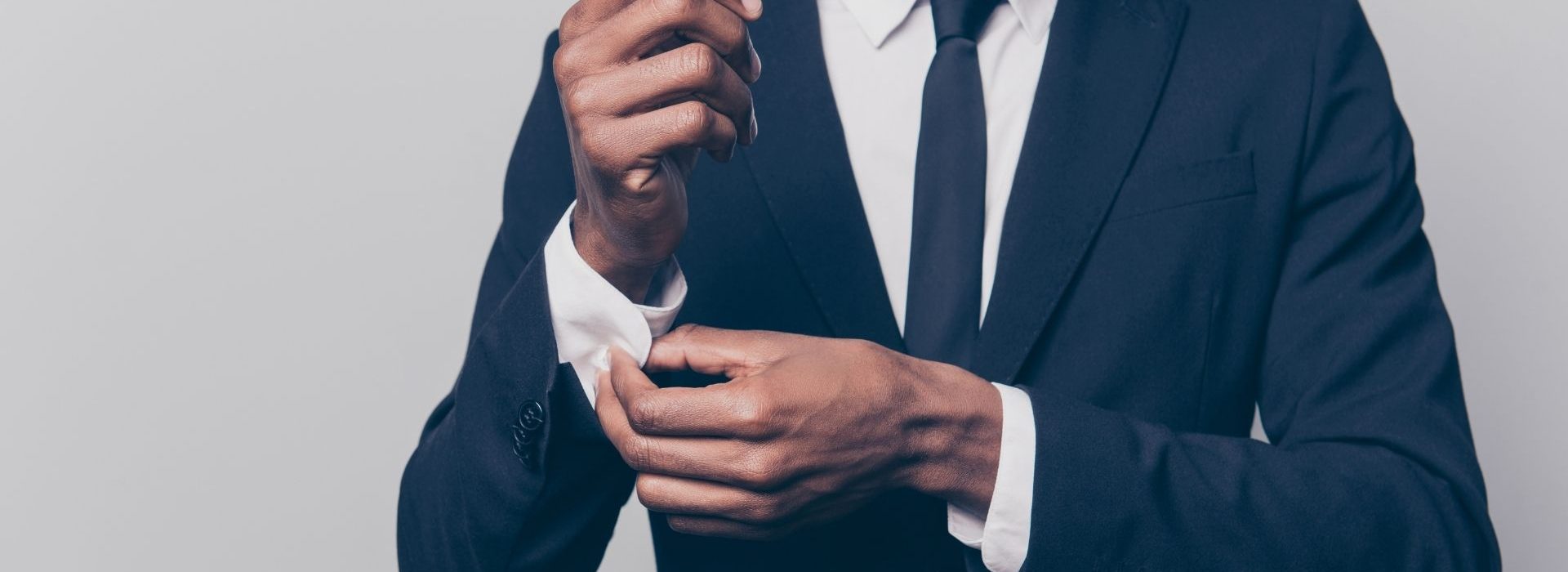Le point sur les règles à suivre pour réussir ses RDV professionnels Homme en costume ajustant sa chemise