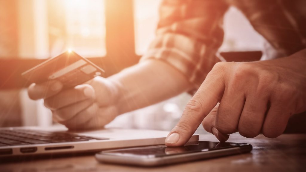 Les techniques et les approches de la vente n’ont plus le même visage depuis quelques années. En quoi Internet a-t-il changé la donne ? Homme effectuant un règlement en ligne avec sa carte bancaire