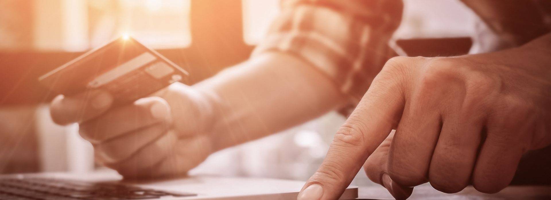 Les techniques et les approches de la vente n’ont plus le même visage depuis quelques années. En quoi Internet a-t-il changé la donne ? Homme effectuant un règlement en ligne avec sa carte bancaire