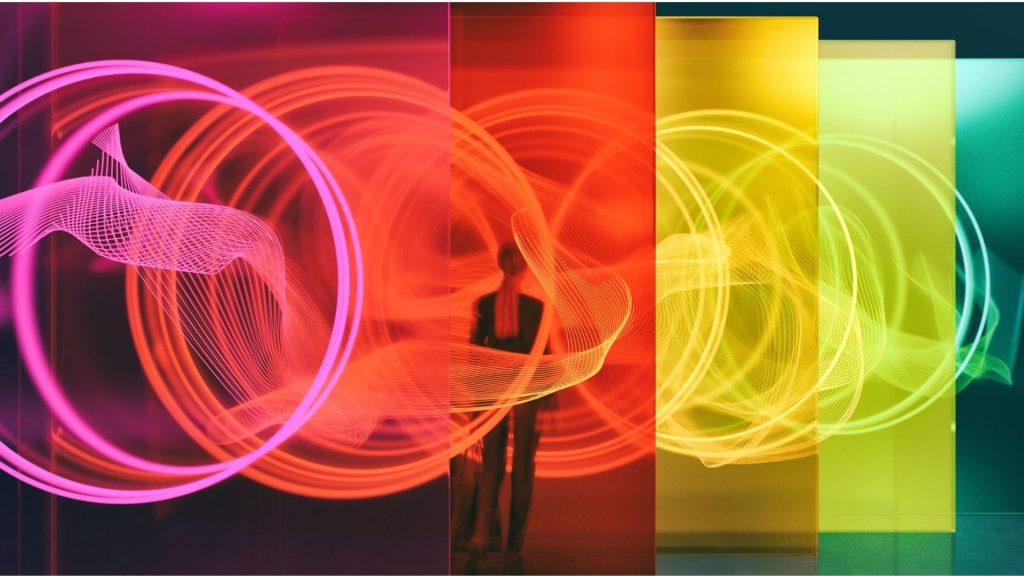 Marc Zuckerberg change le nom de son groupe, qui devient Meta, pour marquer son ambition de révolutionner l'usage du web, en créant Metaverse Mur en verre illuminé