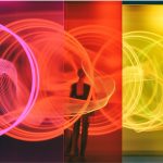 Mur en verre illuminé