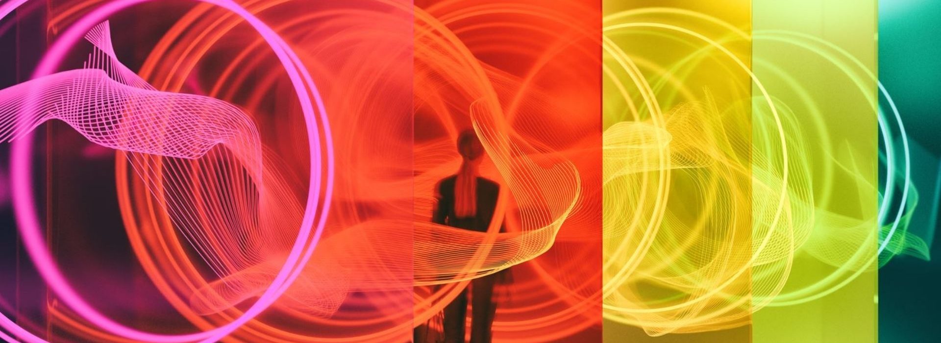 Marc Zuckerberg change le nom de son groupe, qui devient Meta, pour marquer son ambition de révolutionner l'usage du web, en créant Metaverse Mur en verre illuminé