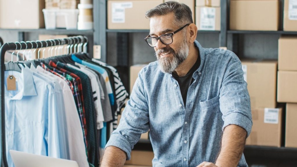 Verifone accompagne les e-commerçants  dans le déploiement de leurs marketplaces  grâce à son partenaire Lemonway Homme mûr exécutant la boutique en ligne