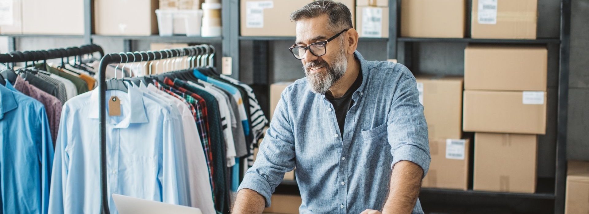 Verifone accompagne les e-commerçants dans le déploiement de leurs marketplaces grâce à son partenaire Lemonway Homme mûr exécutant la boutique en ligne