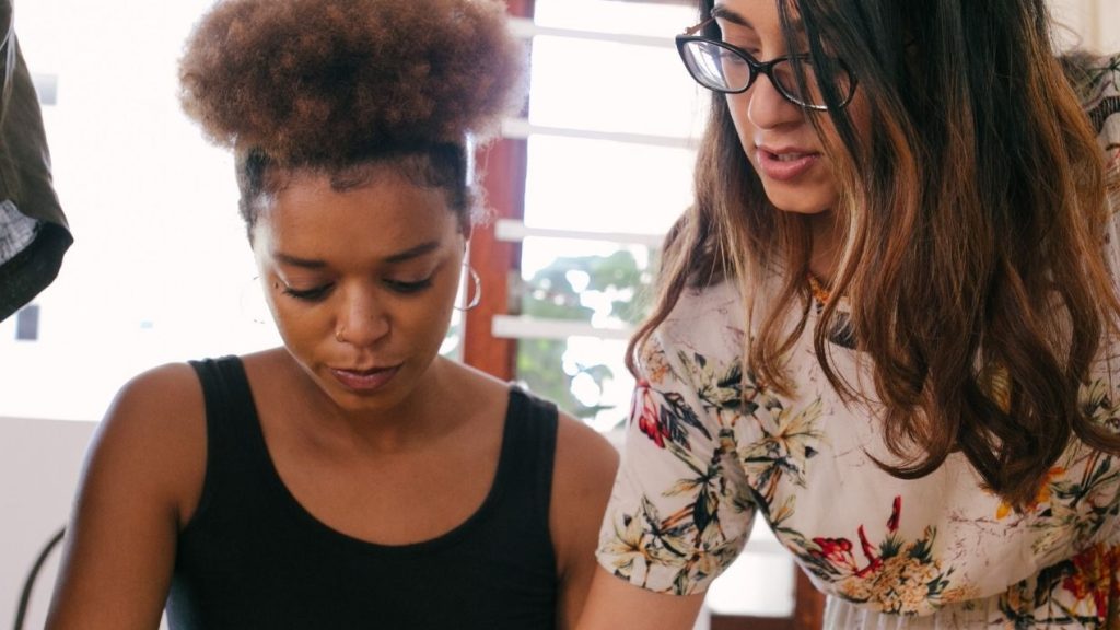 Ardian soutient la croissance d’easiware, l’éditeur saas francais omnicanal de référence de la relation client, via une levée de fonds de 7m€ Equipe de travail autour d'un bureau