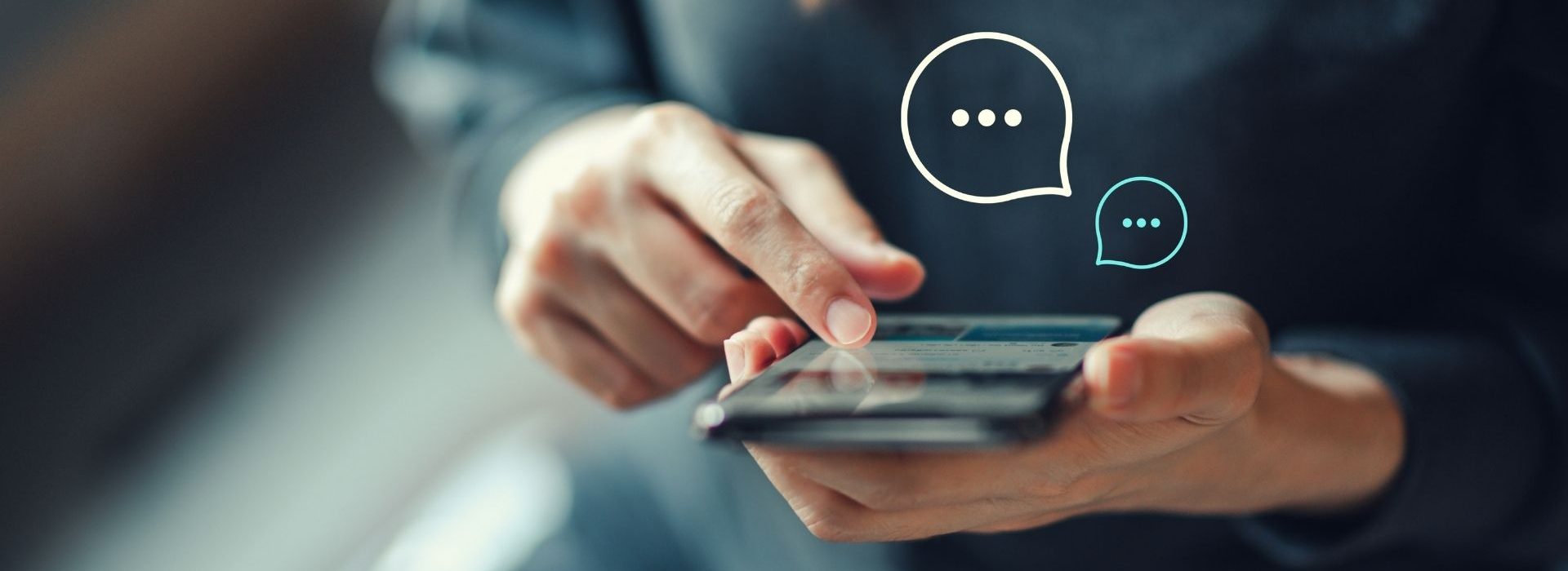Étude Yext : déçus des services client, les Français sont en quête de solutions plus directes et performantes au risque de se tourner vers la concurrence La main des femmes tapant sur un smartphone mobile, le chat en direct sur l’application Communication Digital Web et le réseau social Concept