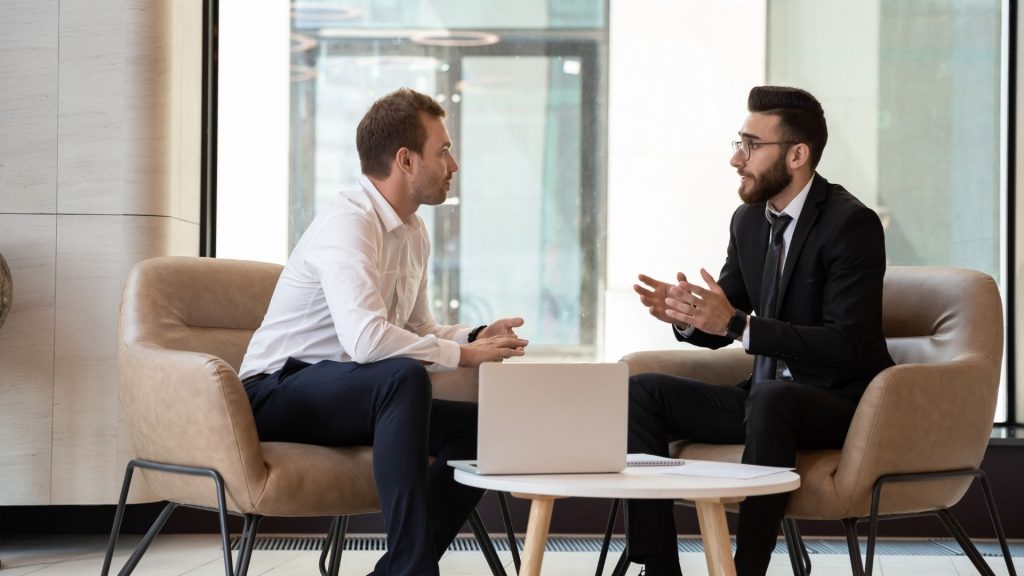 Mais connaissez-vous la méthode BEBEDC ? Cette méthode a été développée par Uptoo et permet de qualifier une opportunité afin de préparer une vente pour tous types d’entreprises. Négociation entre 2 hommes