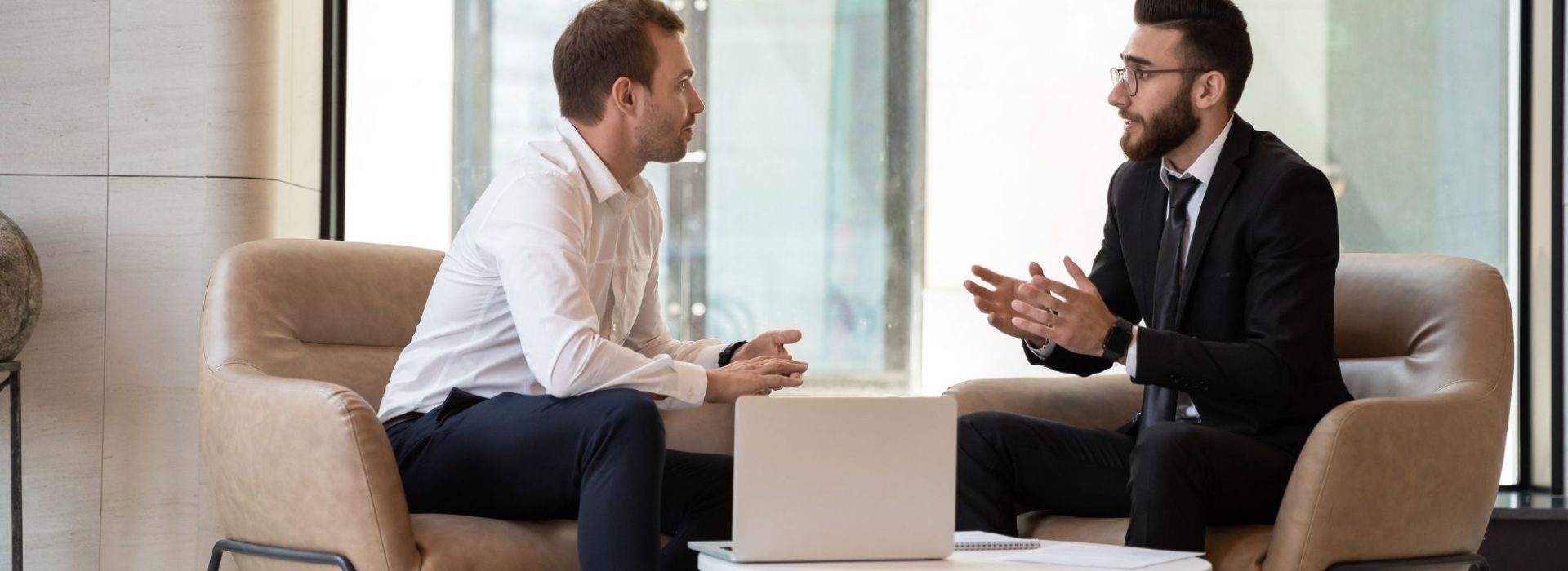 Mais connaissez-vous la méthode BEBEDC ? Cette méthode a été développée par Uptoo et permet de qualifier une opportunité afin de préparer une vente pour tous types d’entreprises. Négociation entre 2 hommes