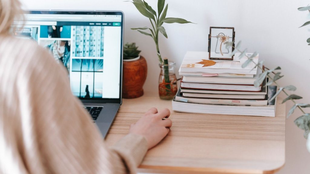 Comet dévoile le Best Freelancer Place To Work 2022, le premier classement des entreprises qui prennent soin des freelances en France. Femme de dos travaillant sur un ordinateur