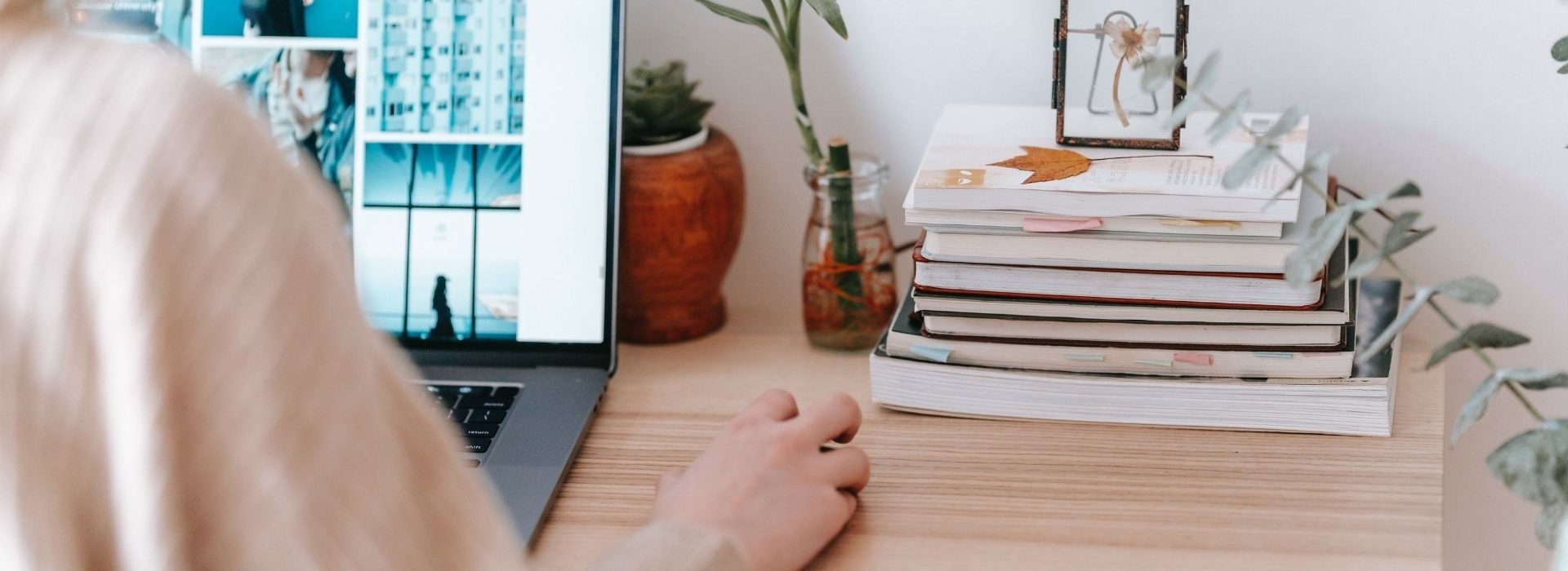 Comet dévoile le Best Freelancer Place To Work 2022, le premier classement des entreprises qui prennent soin des freelances en France. Femme de dos travaillant sur un ordinateur