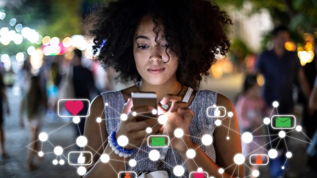 AmazingContent a choisi de consacrer son dernier Cahier d’Influence à la communication des Directions du secteur Énergie : une analyse des prises de parole des équipes dirigeantes et de leur impact en 2021. Jeune femme navigant sur les réseaux sociaux depuis son smartphone