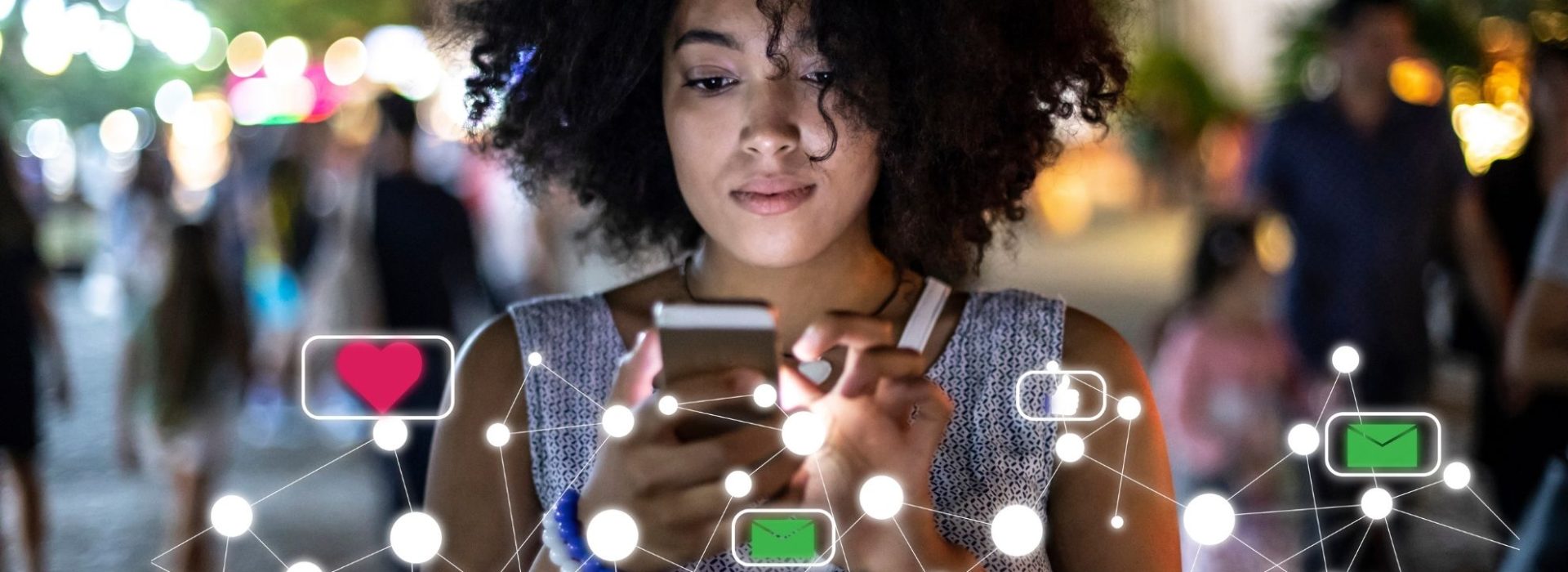 AmazingContent a choisi de consacrer son dernier Cahier d’Influence à la communication des Directions du secteur Énergie : une analyse des prises de parole des équipes dirigeantes et de leur impact en 2021. Jeune femme navigant sur les réseaux sociaux depuis son smartphone