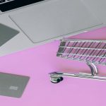 Oridnateur, carte de crédit et mini-caddie de course