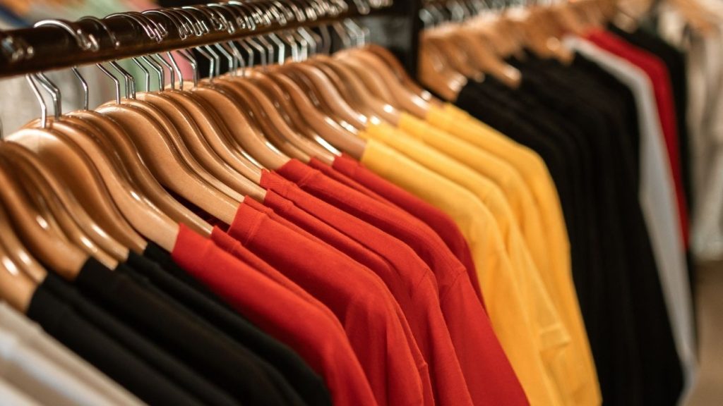 L’agence Héroïne, a identifié et analysé ce que seront les piliers de l’expérience client en point de vente dans les mois à venir. T-Shirt sur des cintres