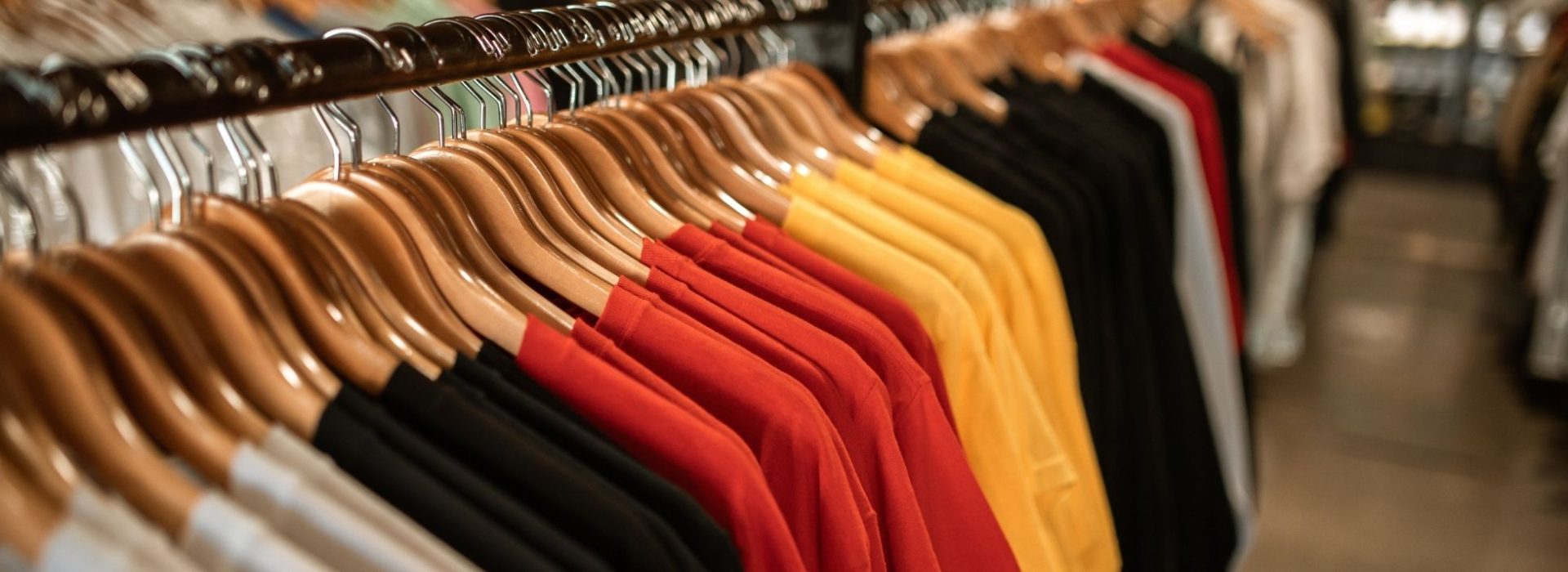 L’agence Héroïne, a identifié et analysé ce que seront les piliers de l’expérience client en point de vente dans les mois à venir. T-Shirt sur des cintres