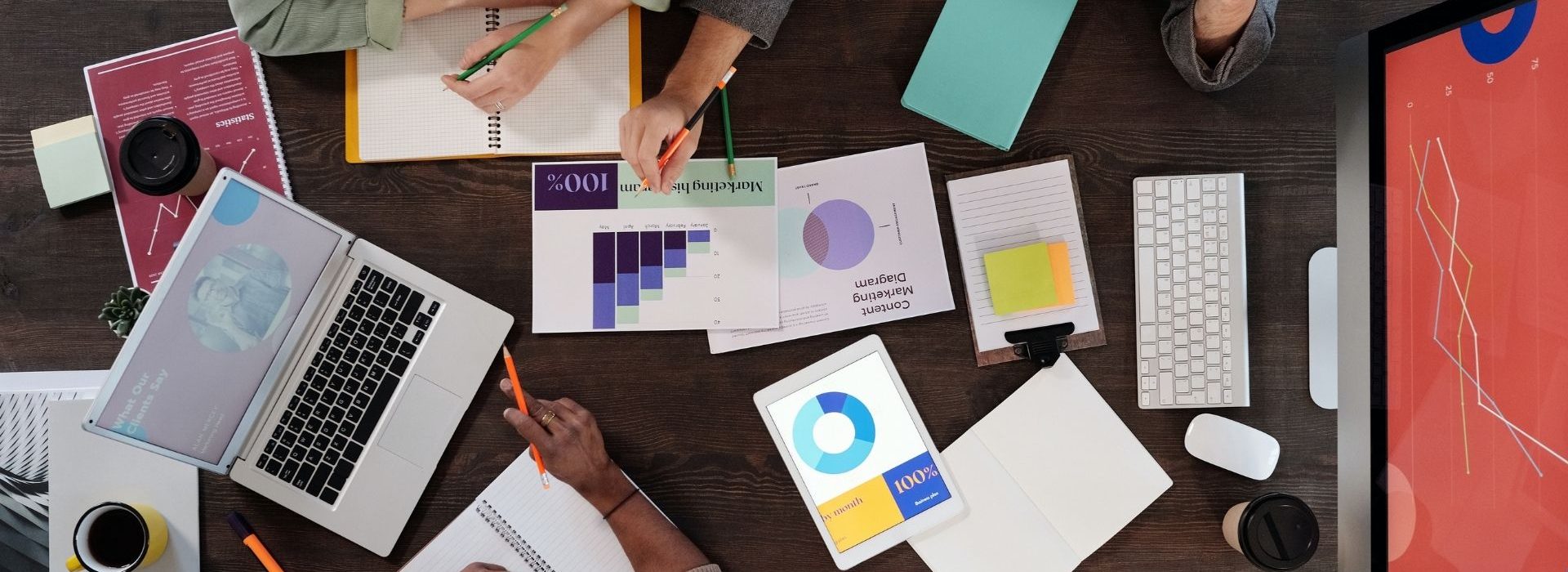 L’essor du numérique est favorable à la croissance et à la réduction de l’empreinte carbone de la France Equipe au travail avec des ordinateurs et des tabelau de croissance sur le bureau