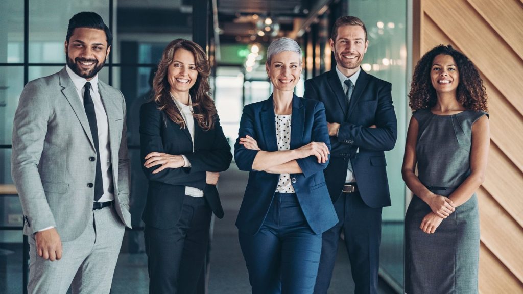 Le nombre de nominations de PDG atteint des niveaux records, dépassant les sommets pré-pandémiques selon le rapport 2021 Route to The Top de Heidrick & Struggles Groupe de femmes et d'homme en costume et tailleur