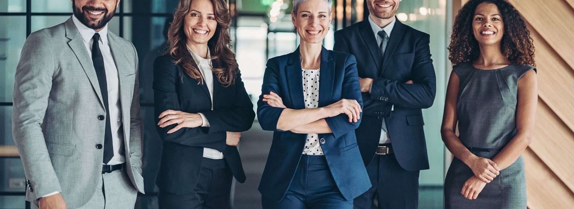 Le nombre de nominations de PDG atteint des niveaux records, dépassant les sommets pré-pandémiques selon le rapport 2021 Route to The Top de Heidrick & Struggles Groupe de femmes et d'homme en costume et tailleur