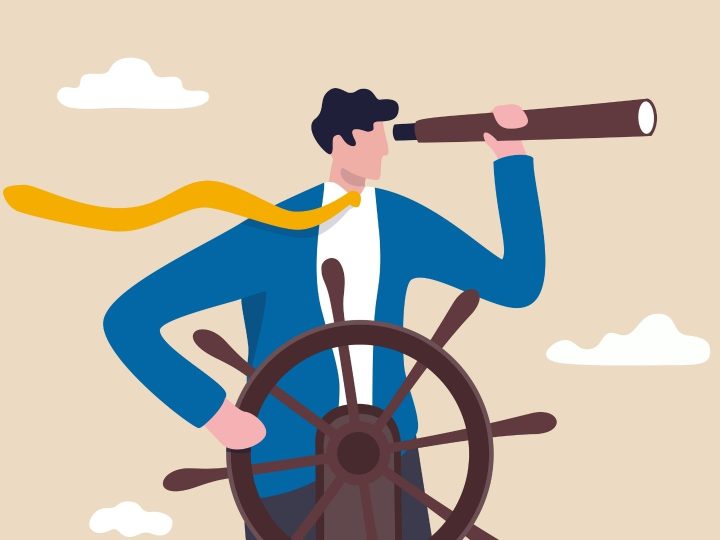 Homme à la barre d'un bateau avec une longue vue à la main