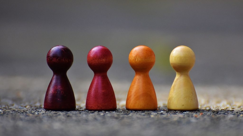 4 conseils pour construire une stratégie efficace pour un repositionnement d’entreprise 4 pions