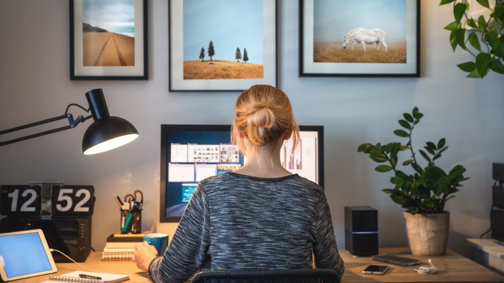 Il existe de bonnes pratiques à adopter pour continuer à prospecter en télétravail. On fait le point sur les principales pour vous assurer une performance optimale. Jeune femme en télétravail