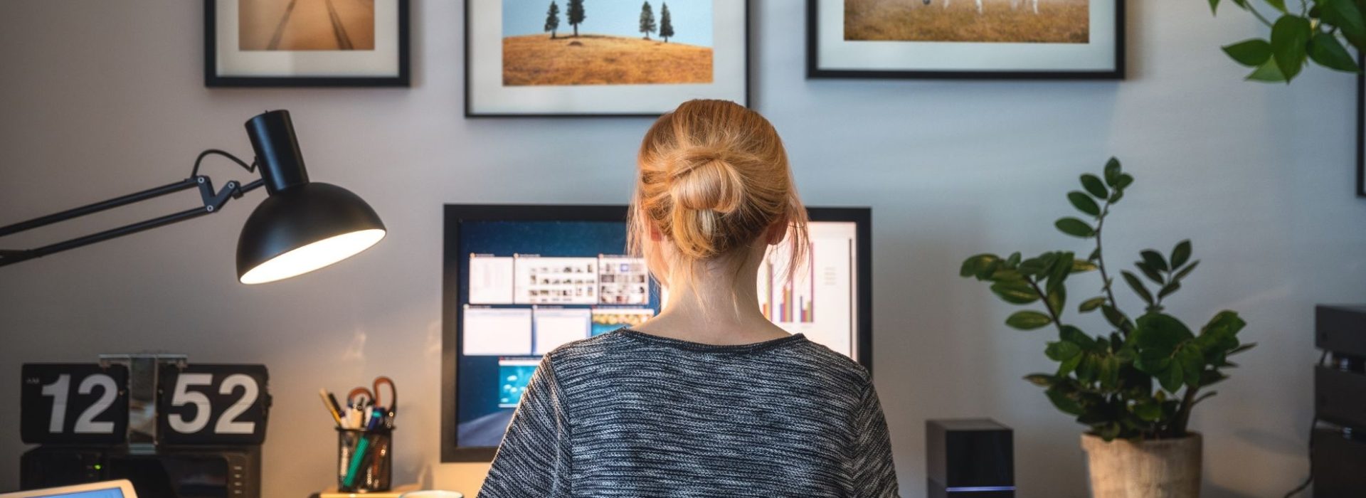 Il existe de bonnes pratiques à adopter pour continuer à prospecter en télétravail. On fait le point sur les principales pour vous assurer une performance optimale. Jeune femme en télétravail