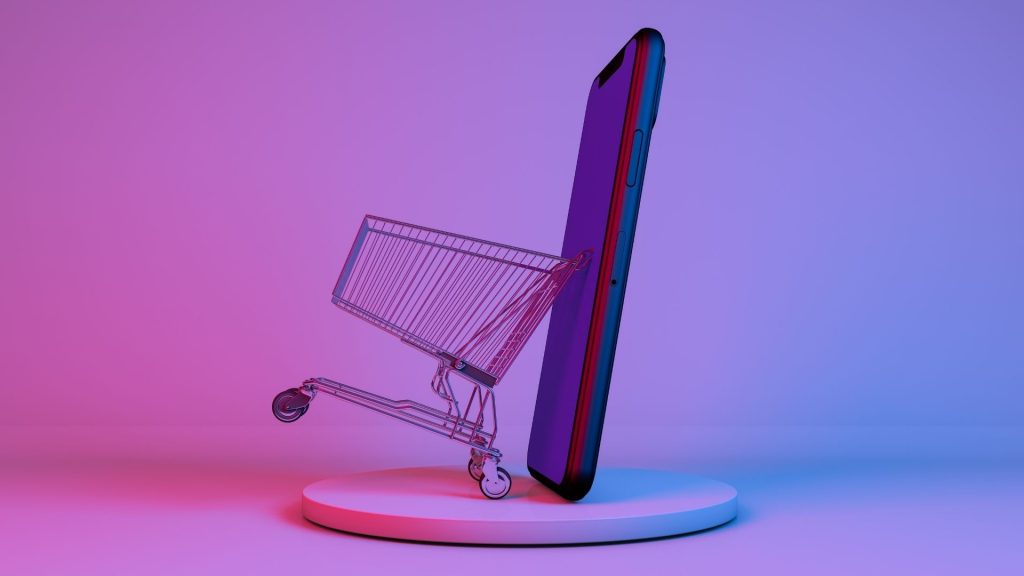 la compétition pour attirer et retenir les clients en ligne est de plus en plus intense pour les marchands. Panier d’achat sortant du téléphone portable
