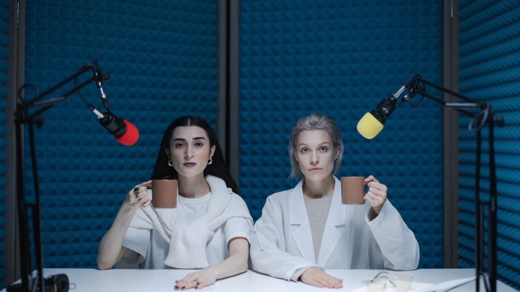 Winbound lance ABM Expérience, un podcast francophone dédié au marketing de comptes stratégiques 2 femmes devant un micro une tasse à la main