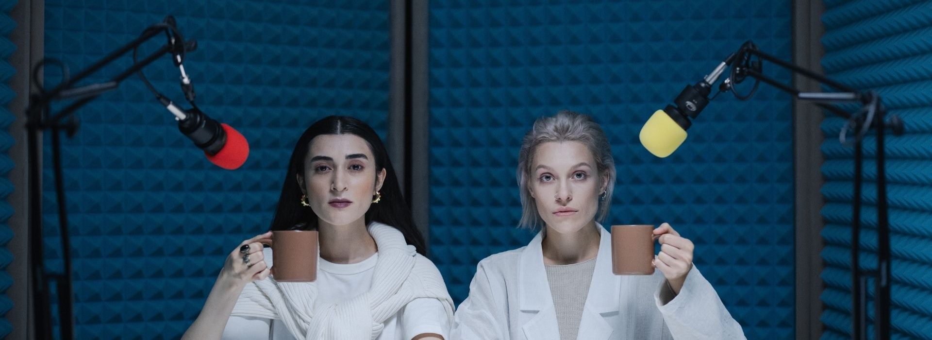 Winbound lance ABM Expérience, un podcast francophone dédié au marketing de comptes stratégiques 2 femmes devant un micro une tasse à la main