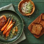 Assiette avec une viande et des carottes