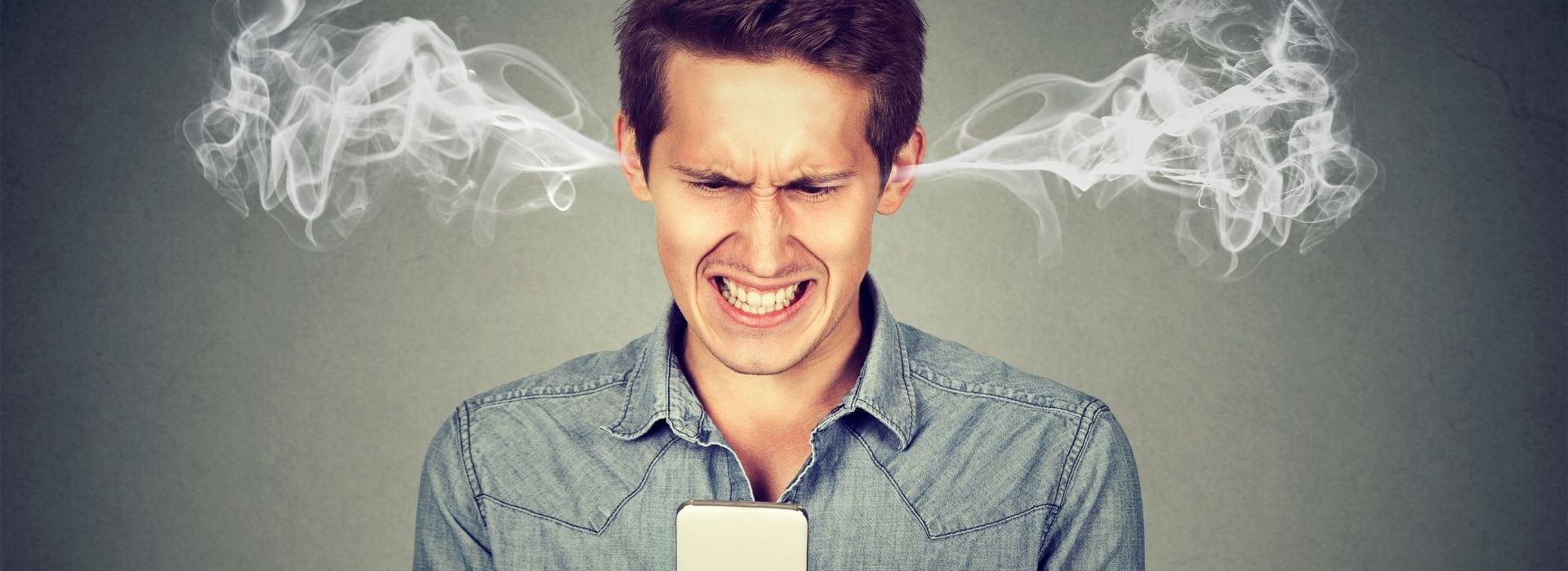Le - pain - représente un frein à la vente. On vous explique comment le détecter pour le combattre. Homme en colère frustré, lire un message texte sur son smartphone souffle vapeur sortant des oreilles