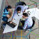 Groupe de 3 hommes travaillant