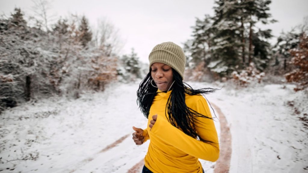 Cinq conseils iStock pour aider les PME à tirer parti du pouvoir du sport dans leur marketing tout au long de l'année Femme courant dans la neige