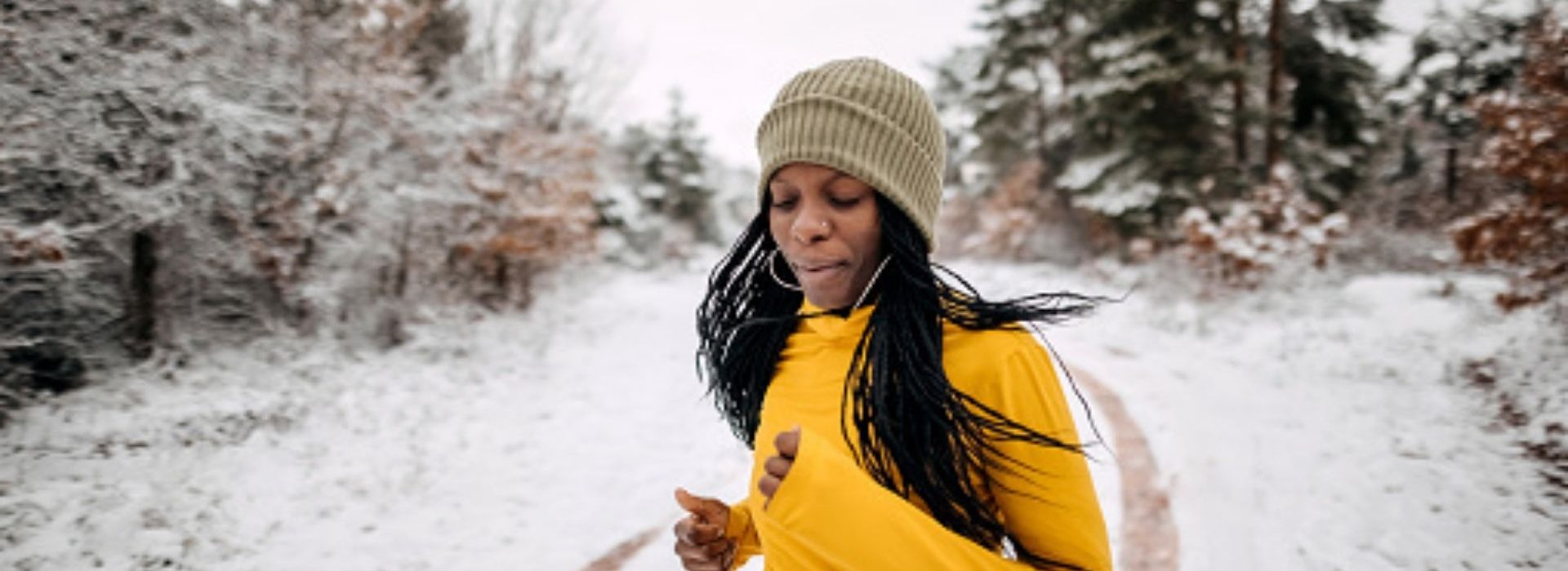 Cinq conseils iStock pour aider les PME à tirer parti du pouvoir du sport dans leur marketing tout au long de l'année Femme courant dans la neige