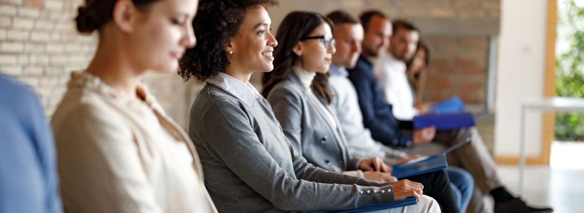 2ème édition du Baromètre Ifop - Figaro Recruteur : les perspectives des décideurs RH pour 2022 Personnes assises en attente d'un entretien