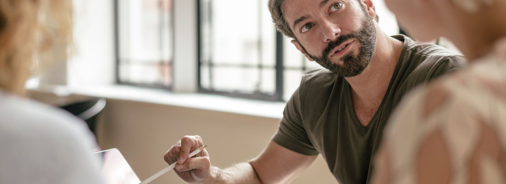 On fait le point sur les principaux types d’arguments, des plus célèbres en passant par les plus incongrus, pour étoffer votre boîte d’outils. Homme mature avec barbe pointant sur ordinateur portable avec un crayon et à l’écoute de collègue