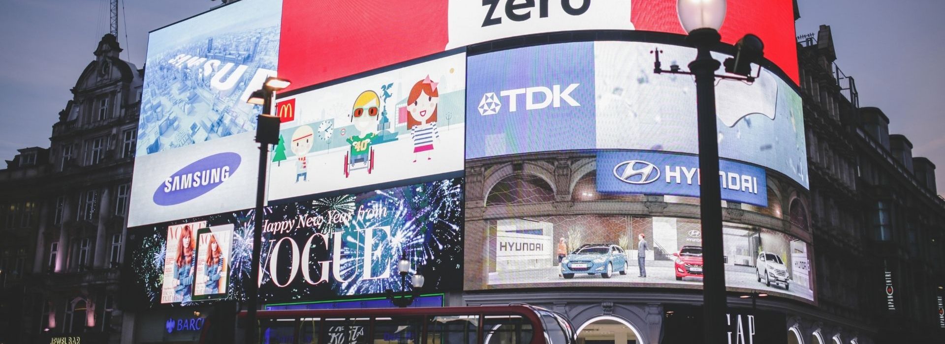 L’année 2021 confirme la nette reprise du marché publicitaire. Panneau publicitaire