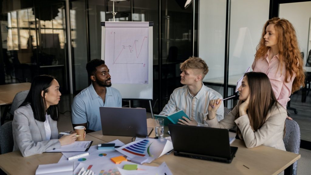 Présentation des différents types existants et les motifs pour adopter l’un plus que l’autre. Equipe en phase de travail autour d'un grand bureau