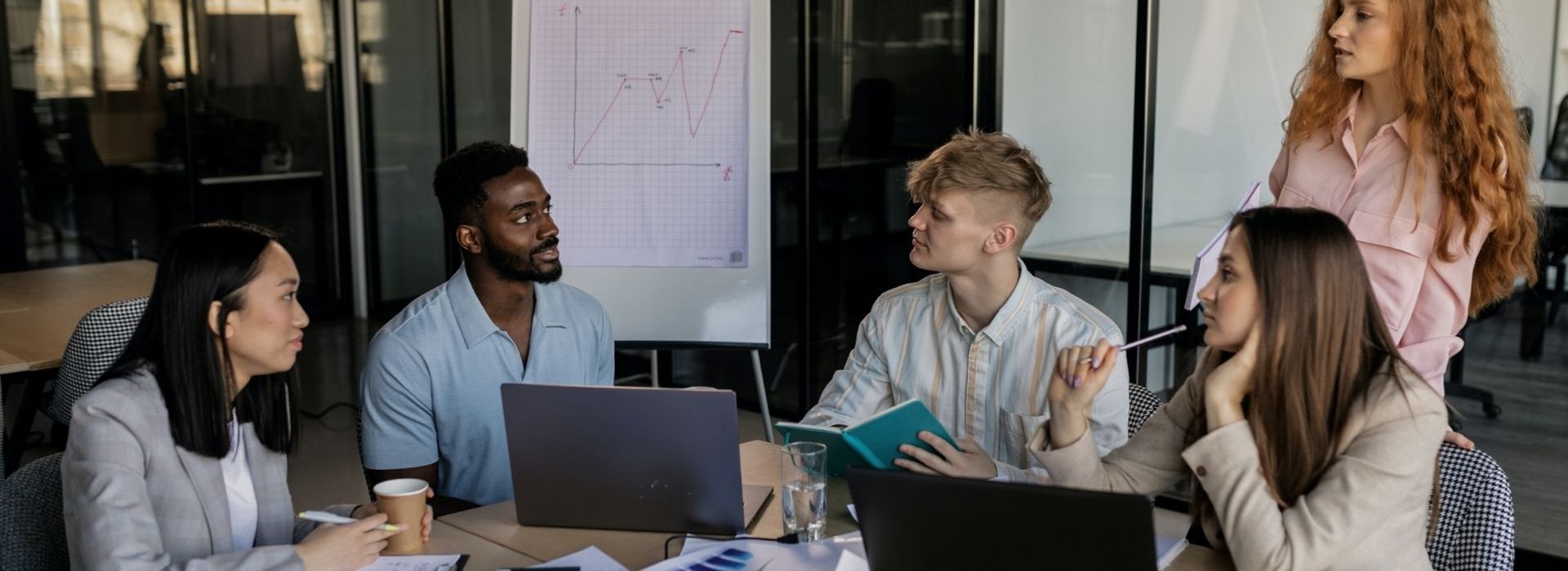 Présentation des différents types existants et les motifs pour adopter l’un plus que l’autre. Equipe en phase de travail autour d'un grand bureau