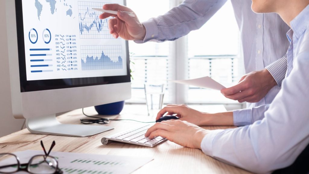 Si vous avez une entreprise, vous savez que le nerf de la guerre c’est la vente, puisque sans vente votre business ne peut pas tourner Deux personnes analyse stratégie d’investissement de marché boursier sur ordinateur
