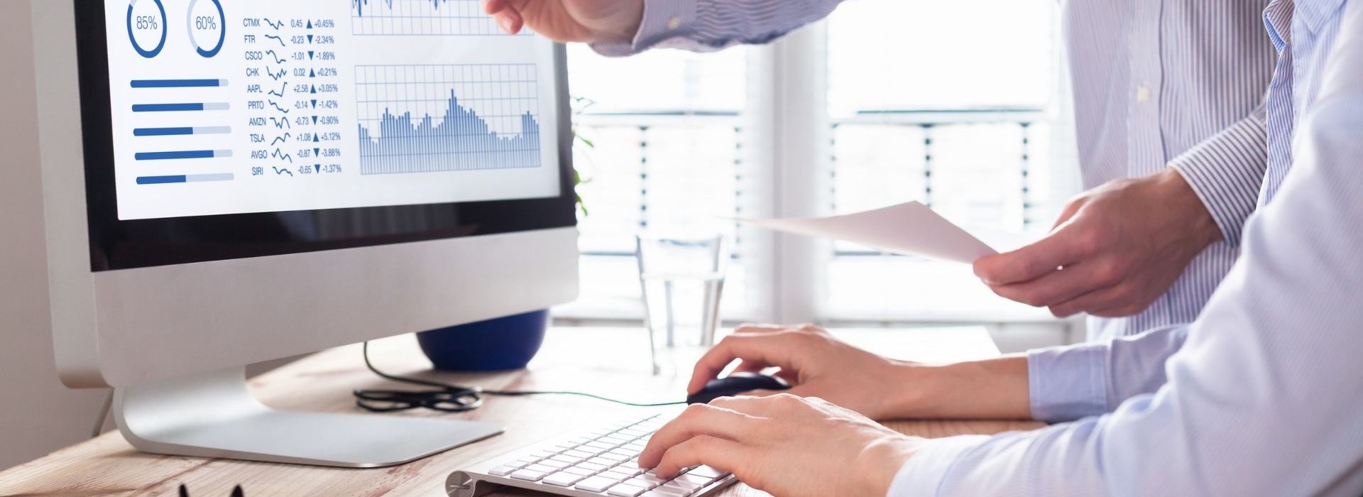 Si vous avez une entreprise, vous savez que le nerf de la guerre c’est la vente, puisque sans vente votre business ne peut pas tourner Deux personnes analyse stratégie d’investissement de marché boursier sur ordinateur