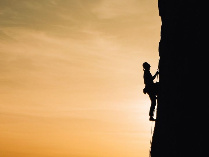 Personne escaladant une paroi de montagne