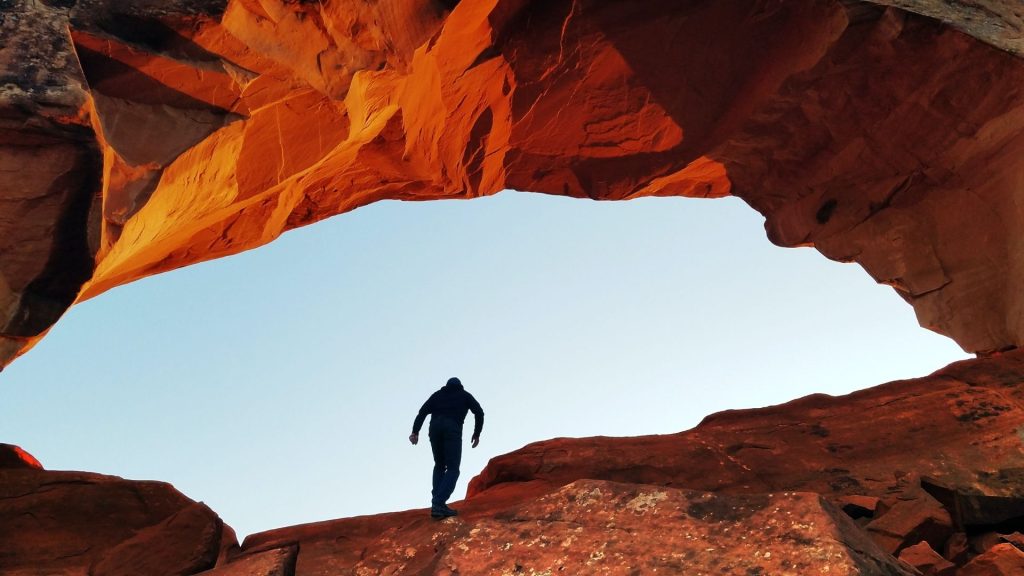 La vente grand compte - Le triptyque des grands comptes Homme en haut d'une montagne