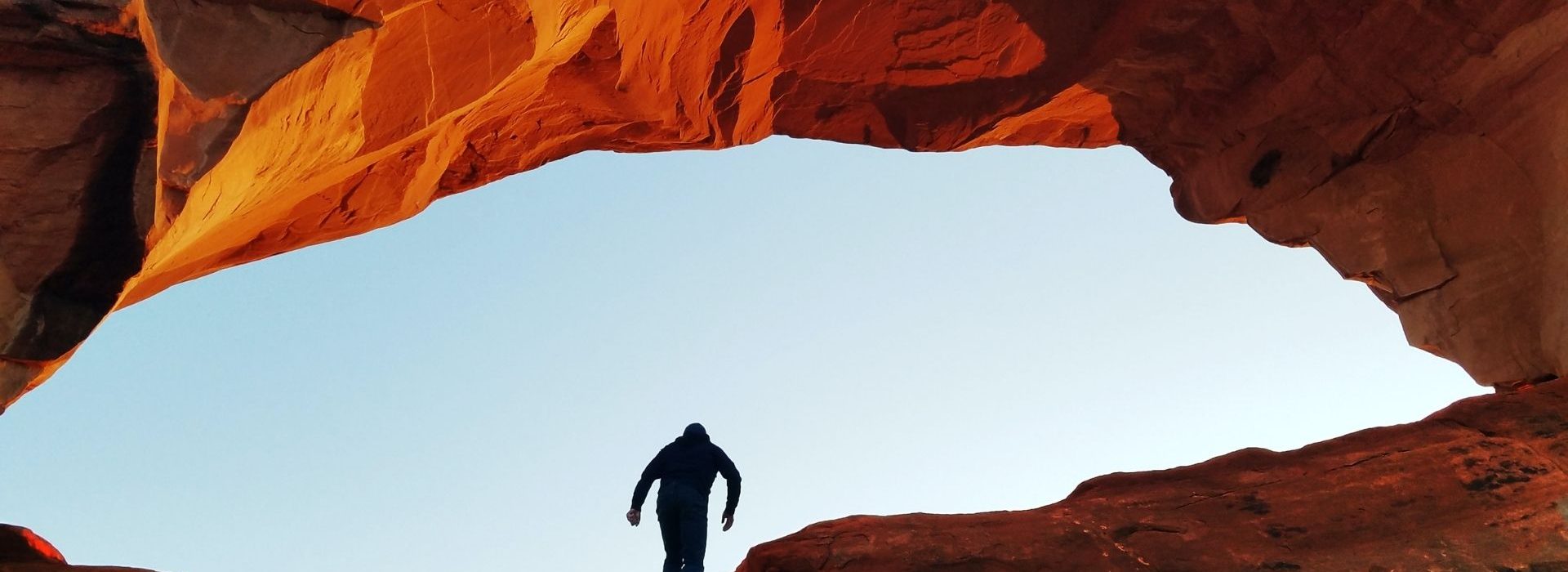 La vente grand compte - Le triptyque des grands comptes Homme en haut d'une montagne
