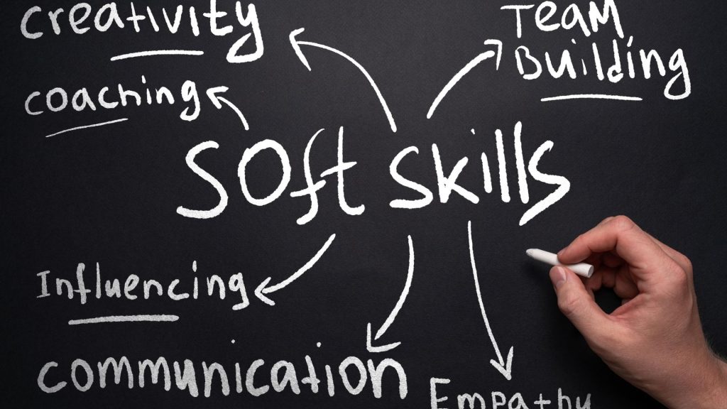 Les soft skills à maîtriser pour être un bon commercial Tableau avec des softs skills écrit à la craie blanche